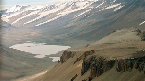Imagen del Lago Don Juan en la Antártida, destacando su alta salinidad.
