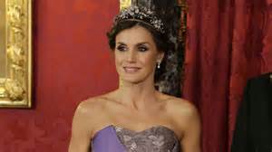 Collage de imágenes: Jennifer Aniston, Miley Cyrus, Serena Williams y la reina Letizia, mostrando su físico tonificado.