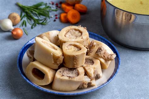 Ingredientes para hacer caldo de huesos: huesos, ajo, alga kombu, vinagre de sidra.