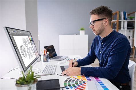 Diseñador gráfico creando un boceto de un atuendo profesional para una entrevista de trabajo.