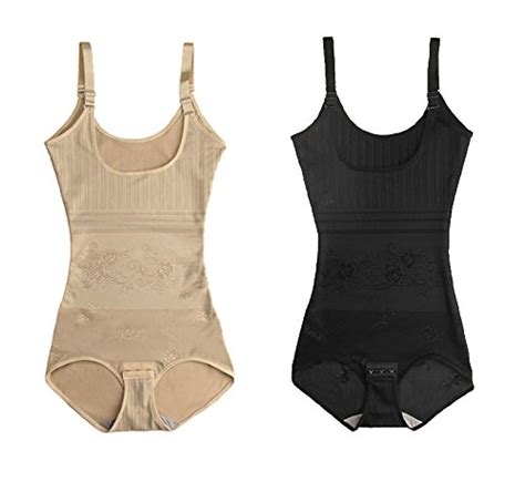 Mujer posando con un body faja sin tirantes bajo un vestido ajustado.