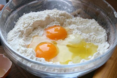 Imagen de un bol con harina de coco y un coco partido por la mitad