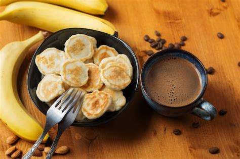 desayuno con café y plátano