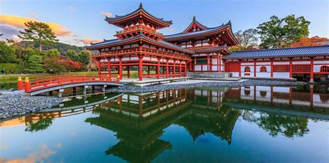 Reconstrucción del Salón del Fénix (Hōōdō) en Byōdō-in, Uji, destacando su diseño inspirado en el paraíso.