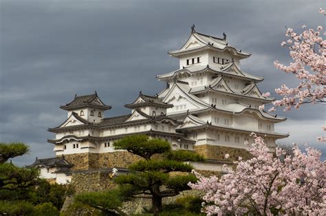 Vista exterior del Castillo Himeji, ejemplo de arquitectura defensiva japonesa con sus distintivas azoteas.