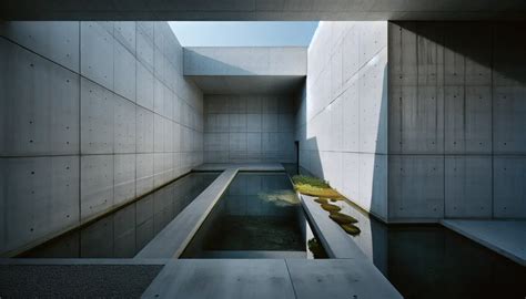 Ejemplo de arquitectura de Tadao Ando, destacando el uso de hormigón, luz natural y espacios abiertos.