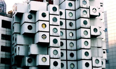 La Nakagin Capsule Tower en Tokio, un icónico ejemplo de arquitectura metabolista con sus unidades habitacionales modulares.
