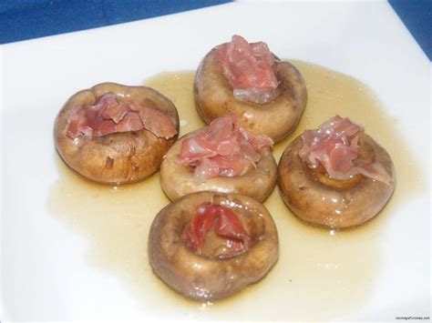 Fotografía apetitosa de champiñones al horno con jamón, decorados con perejil fresco.