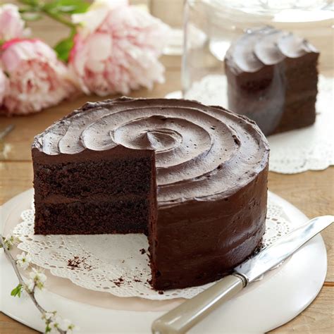 Foto del pastel de chocolate paleo terminado, decorado con uvas y virutas de chocolate.