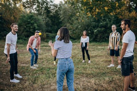 Fotografía de un grupo de jóvenes participando en actividades deportivas al aire libre