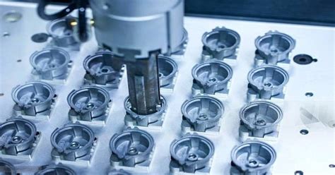 Infografía detallando las zonas de compresión y moldeo de una faja short de cintura alta (abdomen, caderas, muslos, glúteos).