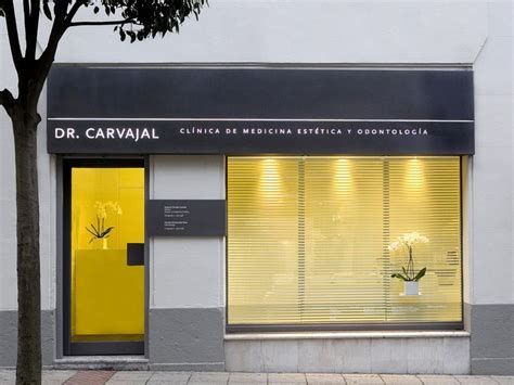 Fachada de la Clínica Dr. Carvajal en Oviedo