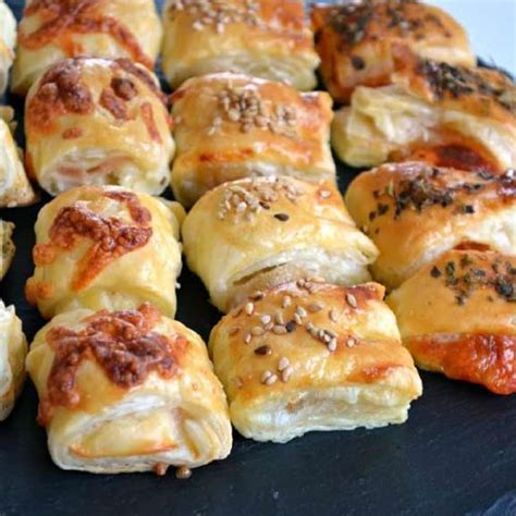 Bandeja con láminas de hojaldre doradas y crujientes listas para enfriar.