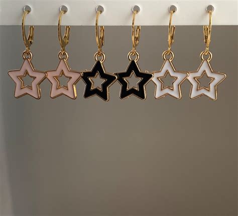 Ilustración del proceso de colocación de pendientes hipoalergénicos y la toma de moldes para tapones a medida.