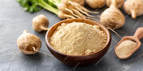 Raíz de maca fresca y en polvo, mostrando su color terroso y textura.