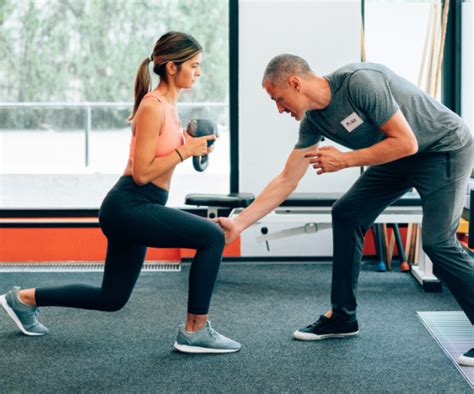 Ilustración de un entrenador personal guiando a un cliente durante un ejercicio de pesas.