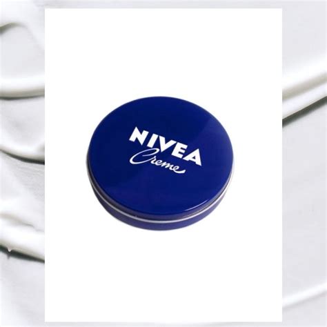 Imagen de la icónica lata azul de NIVEA.