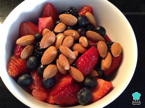 Imagen de flanes caseros decorados con frutos rojos y almendras