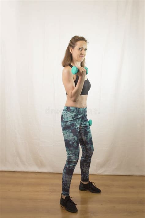 Mujer de 40 años haciendo ejercicio con pesas