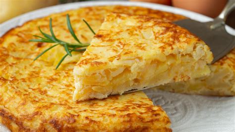 Ilustración de una tortilla de patatas española cortada en porciones, mostrando sus capas