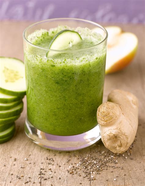Imagen de un batido verde con jengibre y frutas de temporada.