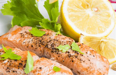 plato de salmón a la parrilla con hierbas y limón