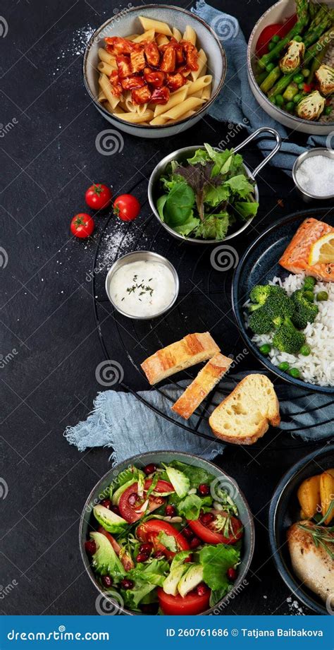 variedad de platos paleo: ensaladas, carnes, pescados y verduras