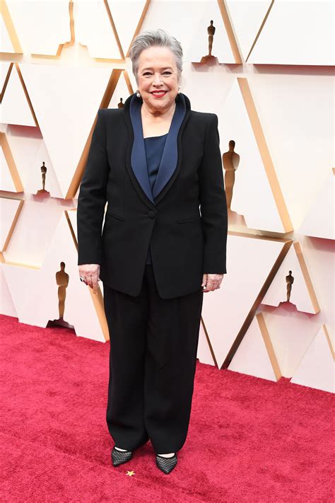 Kathy Bates en una alfombra roja, luciendo más delgada.