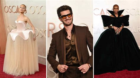 Chris Sullivan en una alfombra roja, mostrando su figura real.