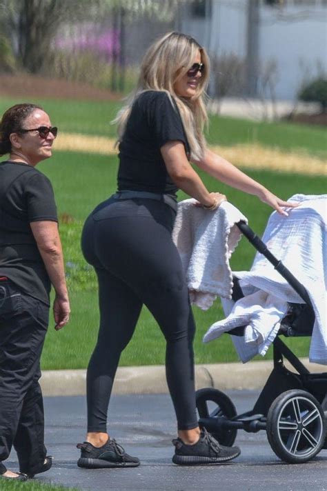 Imagen de Khloé Kardashian mostrando su físico tonificado.