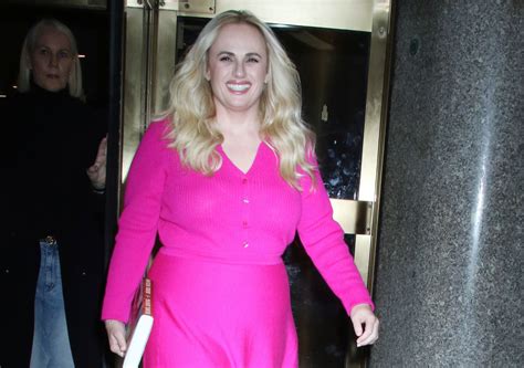 Rebel Wilson en un evento público, luciendo su figura transformada.