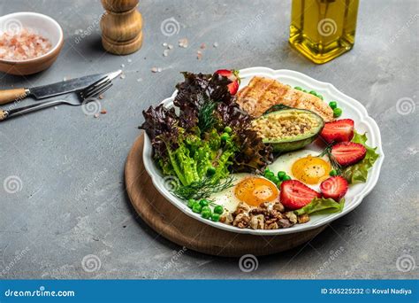 Collage de diferentes desayunos paleo: batido verde, panquecas paleo, shakshuka y huevos nube.