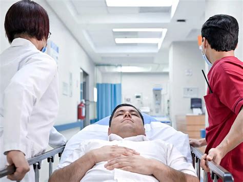 imagen de un paciente siendo atendido por personal médico antes de una cirugía