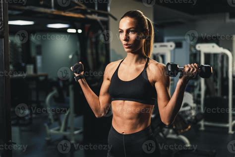 Eva Longoria entrenando en el gimnasio con pesas