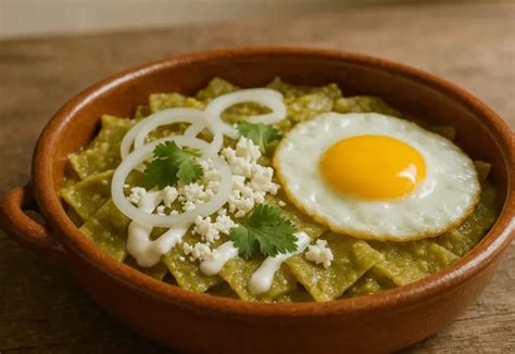 Plato de chilaquiles y tazón de sopa, representando el desayuno y la cena de Eva Longoria.