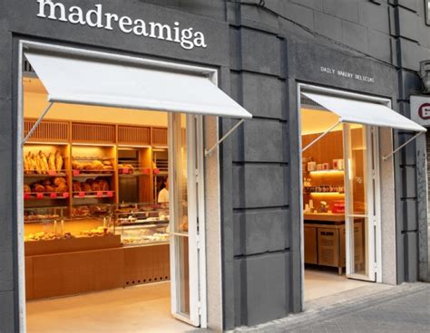 fotografía de una selección de panes y bollería de MADREAMIGA