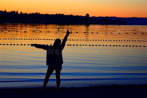 imagen de una persona disfrutando de un caqui fresco como snack saludable