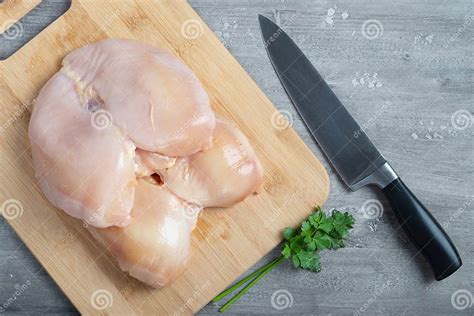 Ilustración de pechugas de pollo crudas listas para cocinar