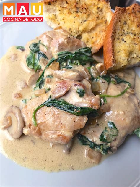 Plato servido con pechuga de pollo, champiñones salteados y espinacas frescas