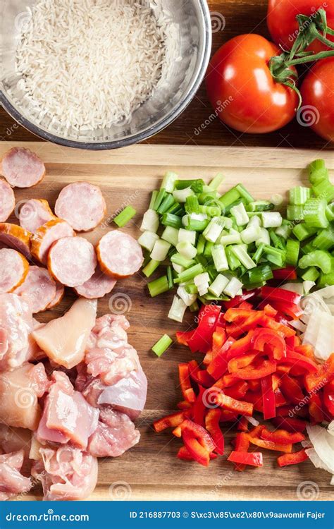 Ingredientes frescos para Jambalaya en bandeja para hornear: camarones, salchicha, pimientos, cebolla y arroz de coliflor.