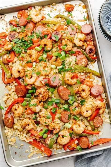 Primer plano de un plato de Keto Sheet Pan Jambalaya servido con perejil fresco.
