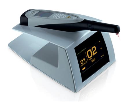 Imagen del dispositivo DIAGNOdent Pen siendo utilizado para evaluar una lesión de caries.