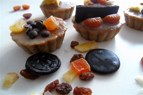 Fotografía de las miniaturas de dulce de leche paleo terminadas y decoradas.