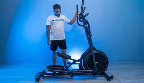 Esquema de postura correcta en bicicleta elíptica, destacando alineación y activación del core