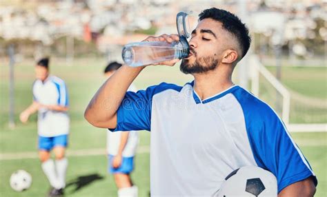 Imagen de un deportista bebiendo un batido de recuperación tras un partido.
