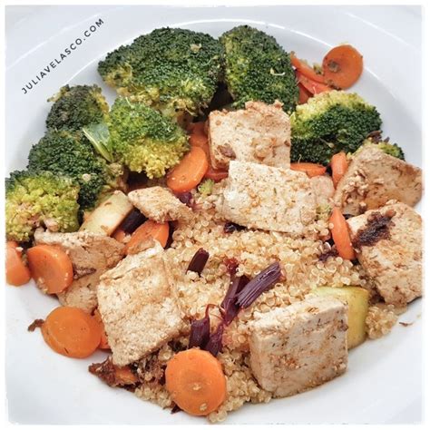 Imagen de un plato vegano post-entrenamiento con quinoa, tofu y verduras.
