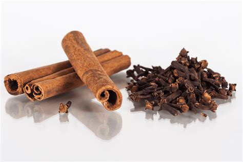 Infografía mostrando los ingredientes clave: clavo de olor, canela, pimienta de cayena y comino, con flechas indicando su acción en el metabolismo.