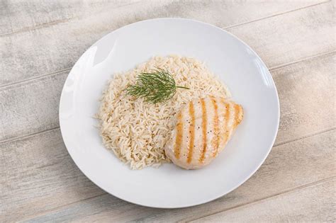 imagen de un bol con arroz blanco hervido y pollo a la plancha