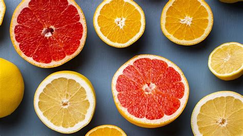 Infografía comparativa de la toronja y la naranja en tamaño y composición nutricional