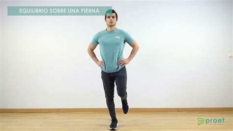 persona realizando ejercicio de equilibrio sobre una pierna con o sin apoyo